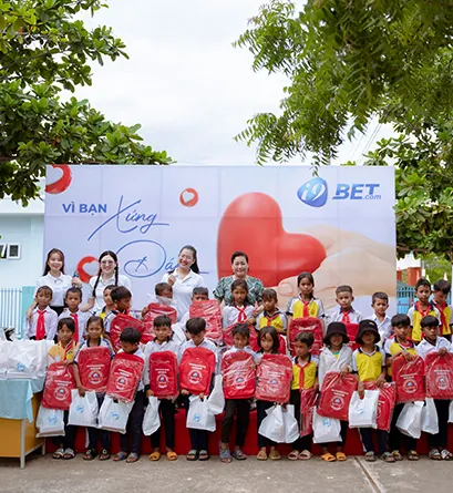 Hình ảnh minh họa bảo vệ trẻ vị thành niên, với biểu tượng gia đình và lá chắn an toàn.